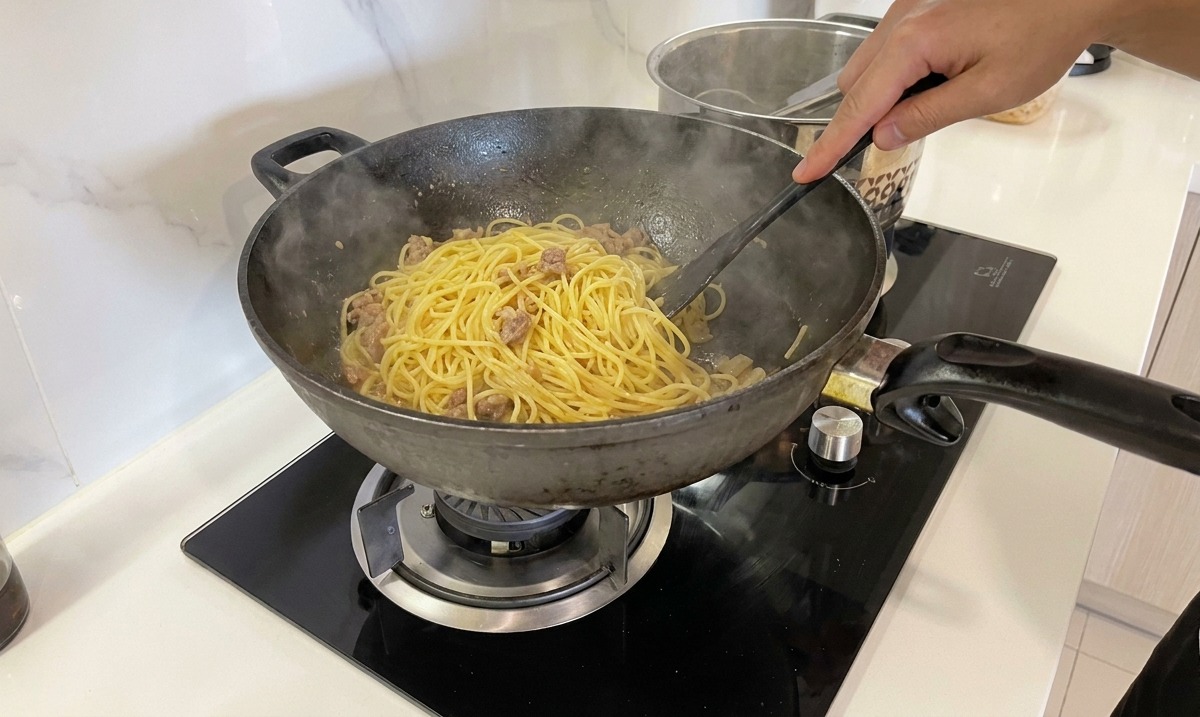 Mantecatura energica degli spaghetti per creare la crema.