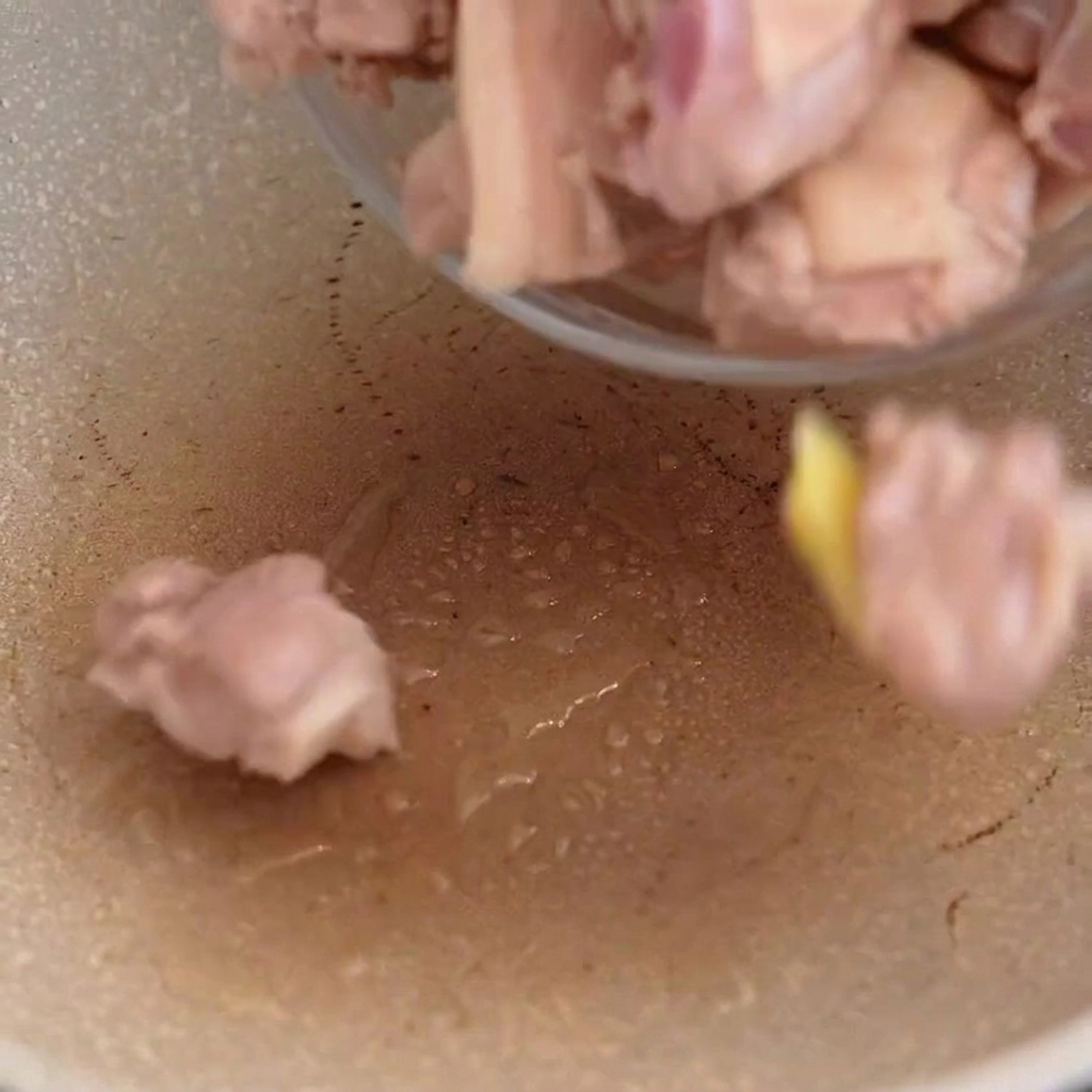 Carne danatra soffritta in una padella calda.