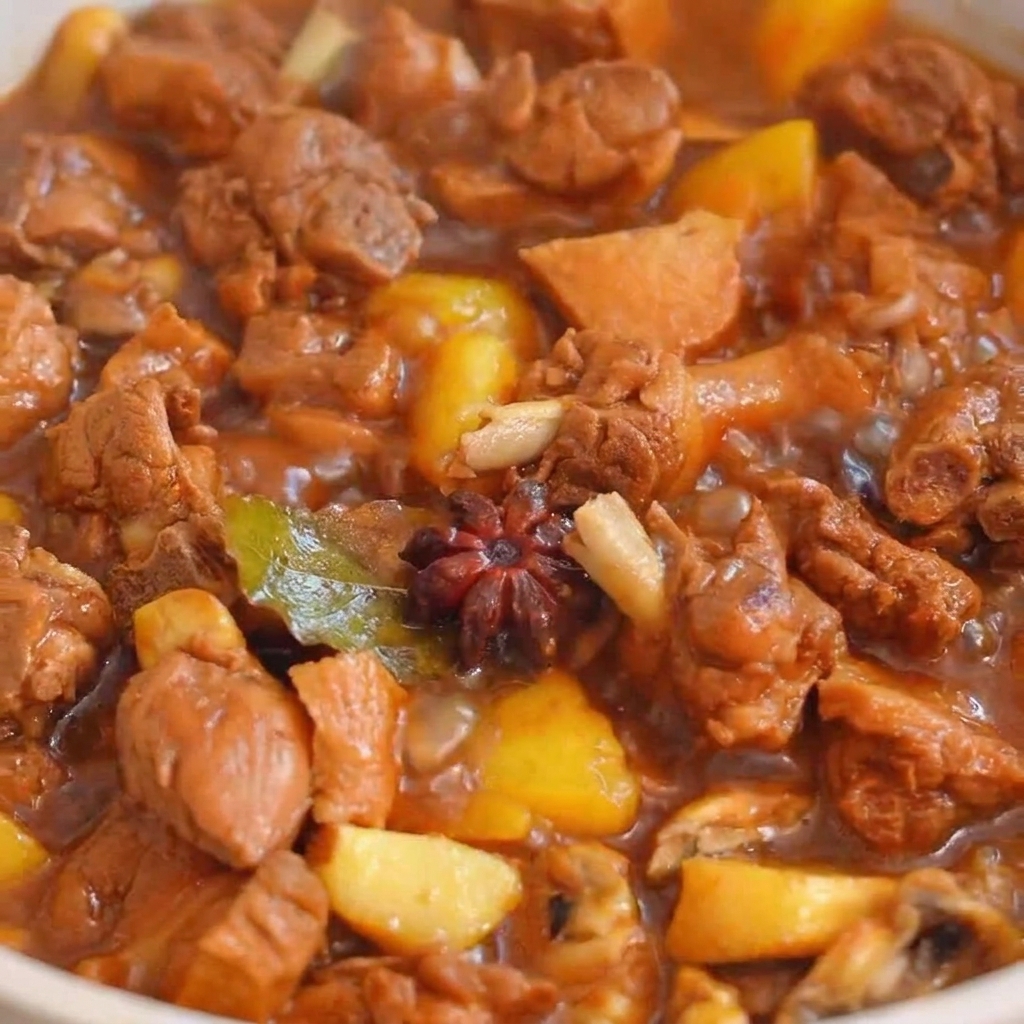 Peperoni verdi e rossi aggiunti nella padella con lanatra e le patate.