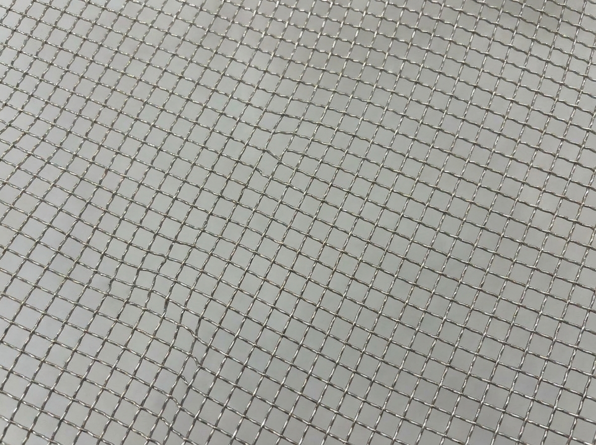 Pezzi di gombo ripieni disposti in modo ordinato su una griglia di metallo, pronti per la cottura.