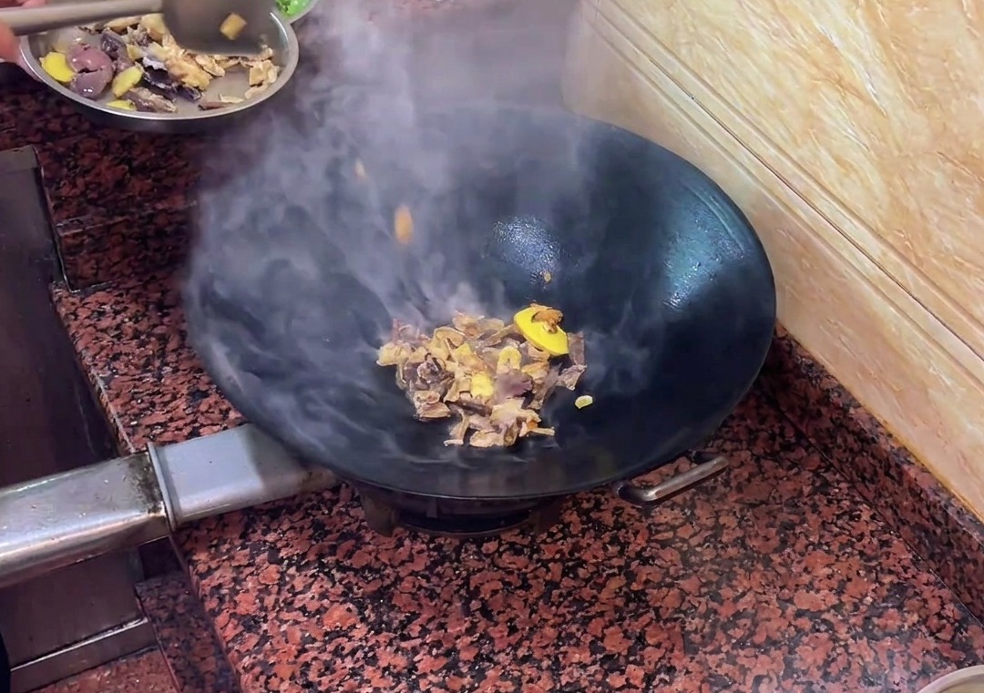 Pezzi di salsiccia di fegato danatra che saltano con gli aromi nel wok.