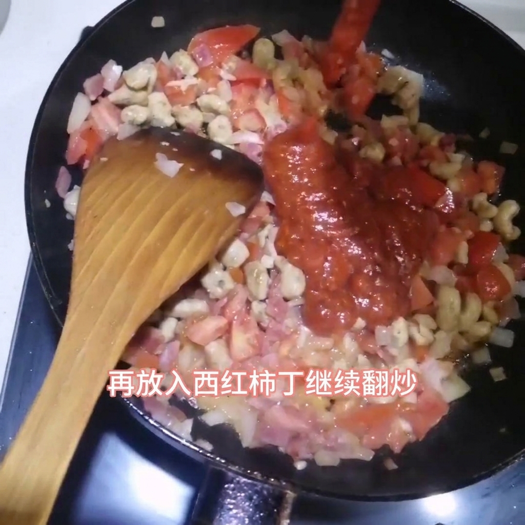 Sugo per la pasta versato in una padella contenente pancetta, manzo e cipolle, con una spatola di legno pronta per mescolare.