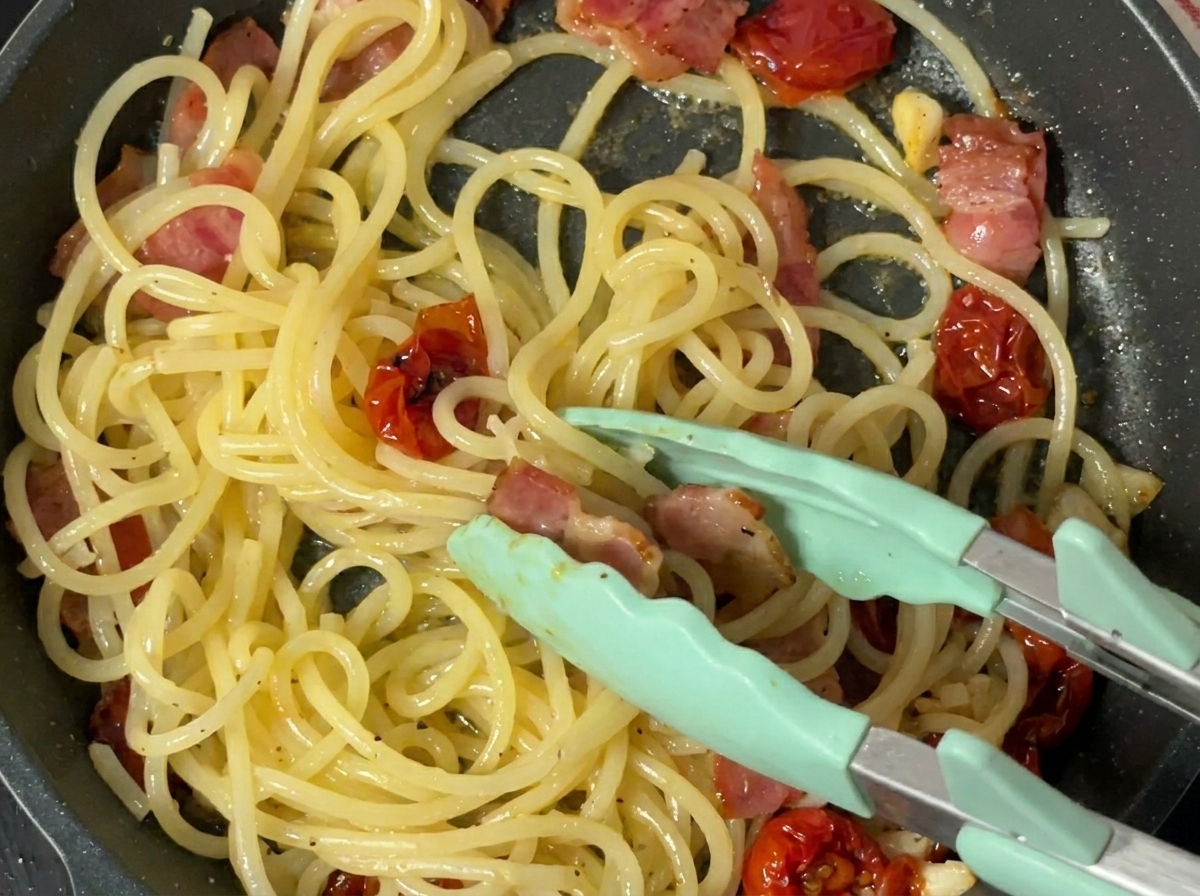 Pepe nero macinato fresco sopra la pasta in padella.