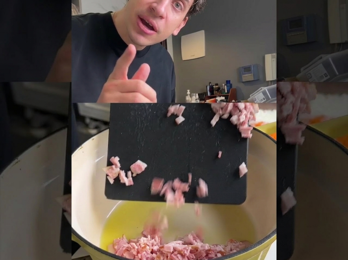 Pancetta a cubetti aggiunta in una pentola calda con olio e verdure tritate.