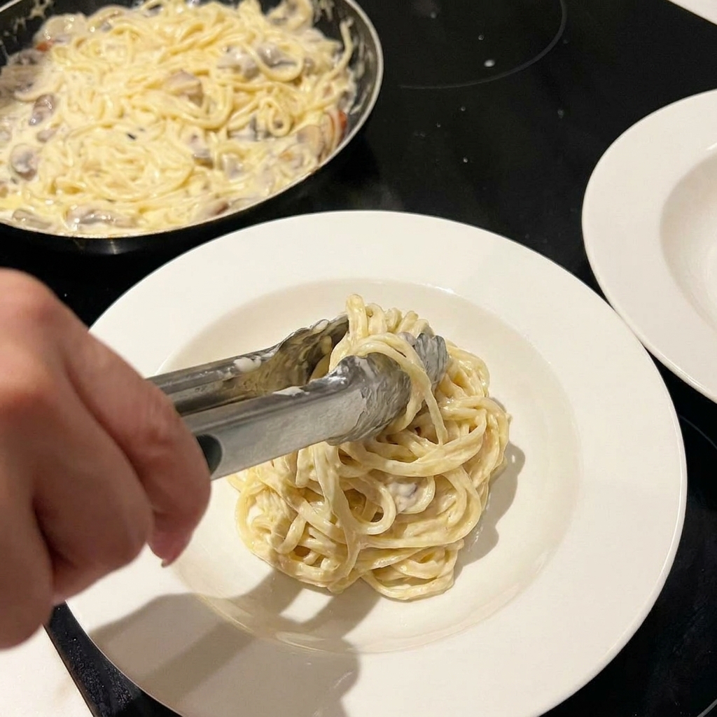 Pasta cremosa mantecata in padella con formaggio e spezie.