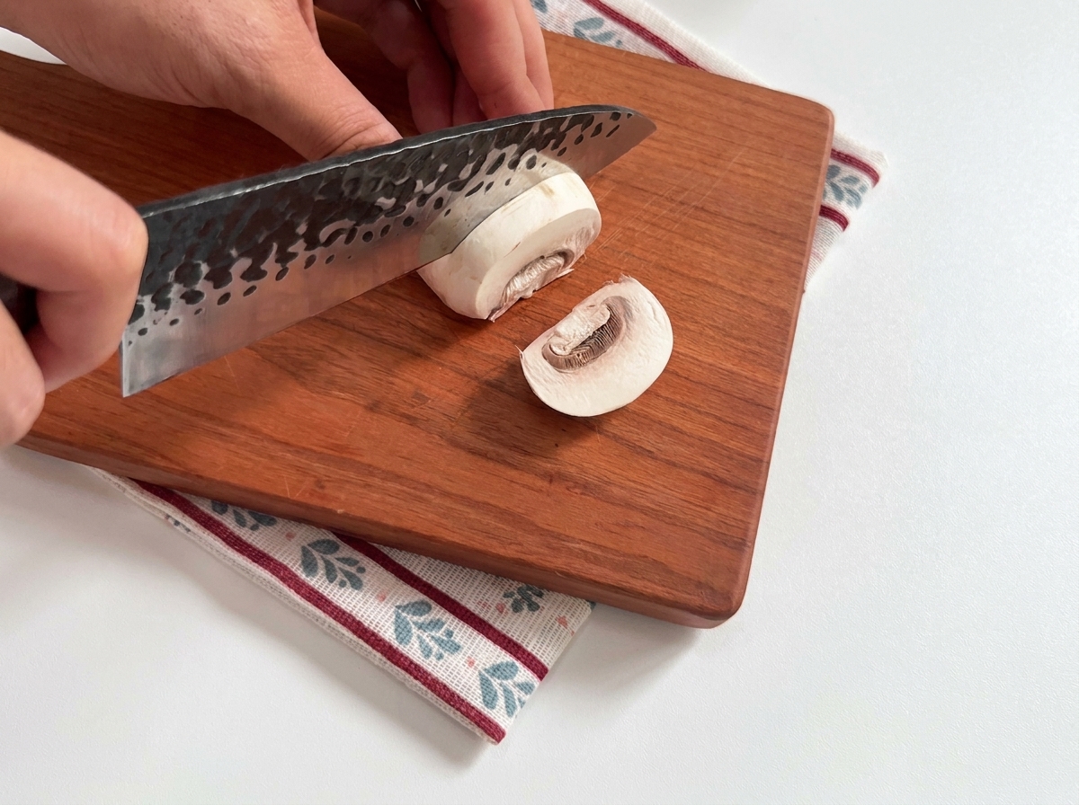 Funghi champignon freschi affettati sottilmente.