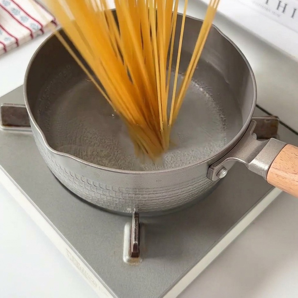 Spaghetti che bollono in una pentola dacqua.