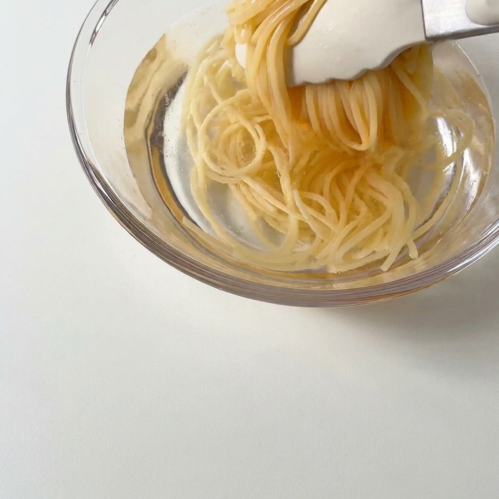 Pasta cotta trasferita in una ciotola di acqua fredda.
