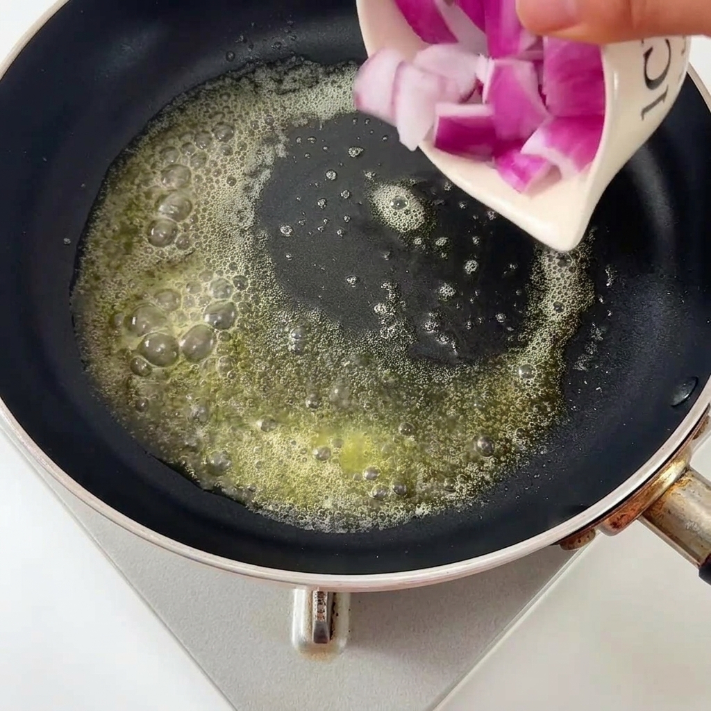 Cipolla tritata che soffrigge nel burro fuso.