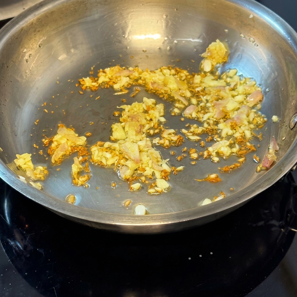 Vongole fresche aggiunte nella padella con il soffritto di aglio e cipolla.