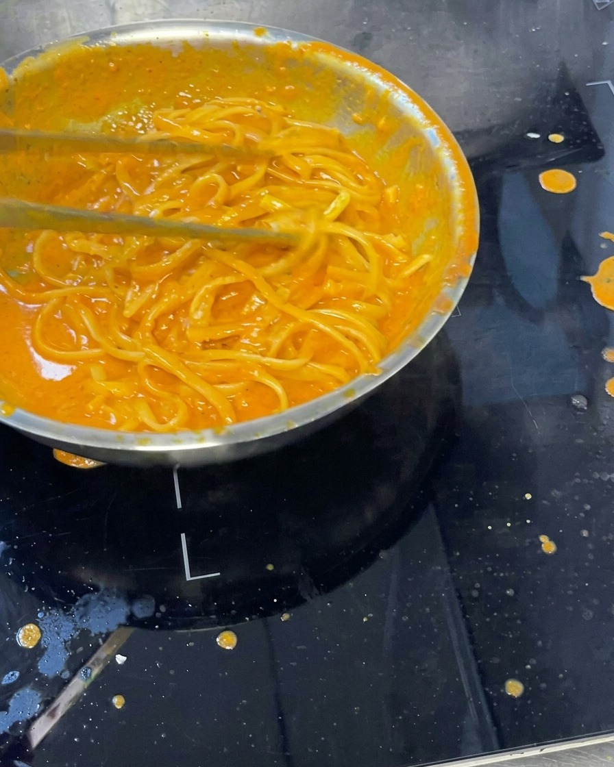 Pasta cremosa mantecata con la panna in padella.