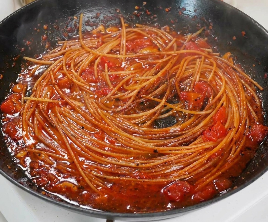 Spaghetti ormai cotti e ben conditi con il sugo ristretto.