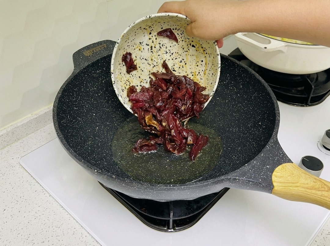 Straccetti di manzo che sfrigolano in un wok caldo.