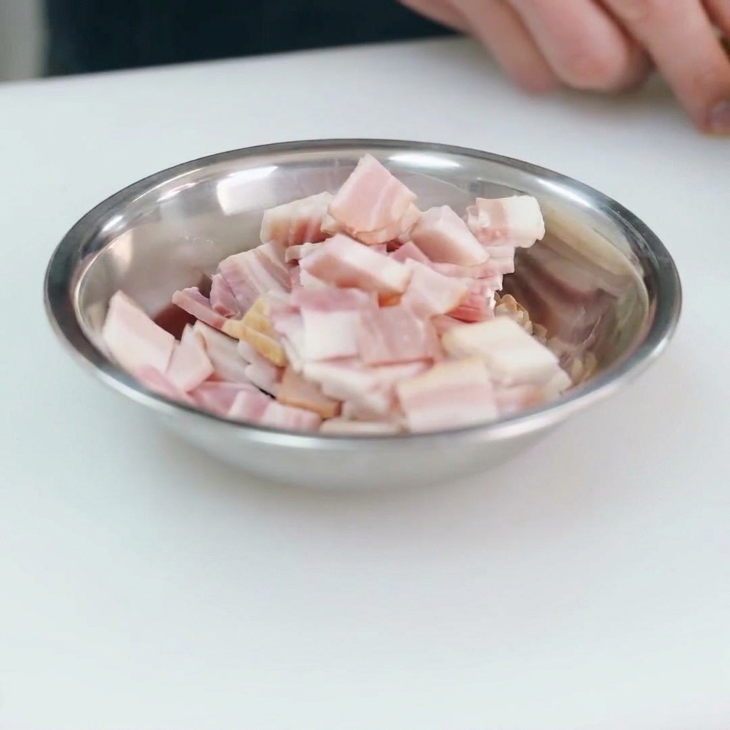 Formaggio a pasta dura grattugiato in fili sottili con una grattugia manuale.