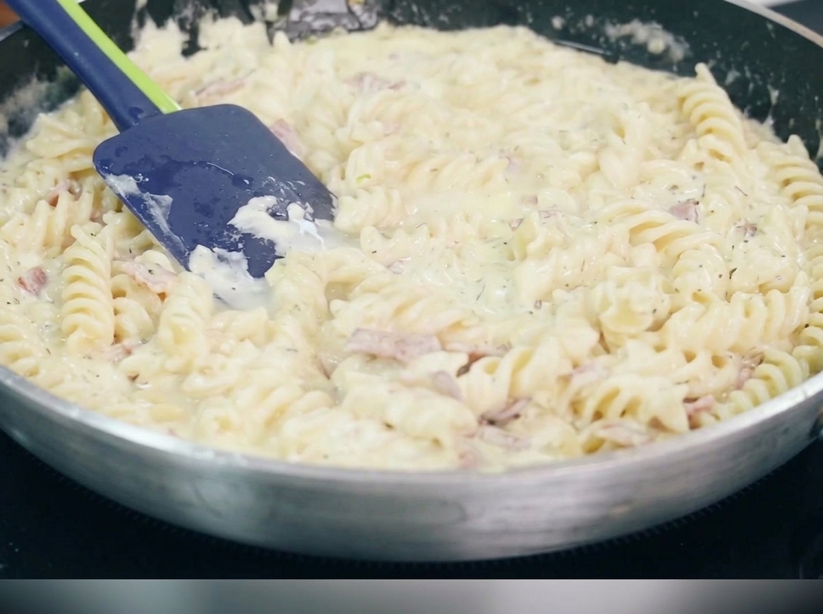 Cubetti di pancetta che sfrigolano in padella fino a diventare dorati.