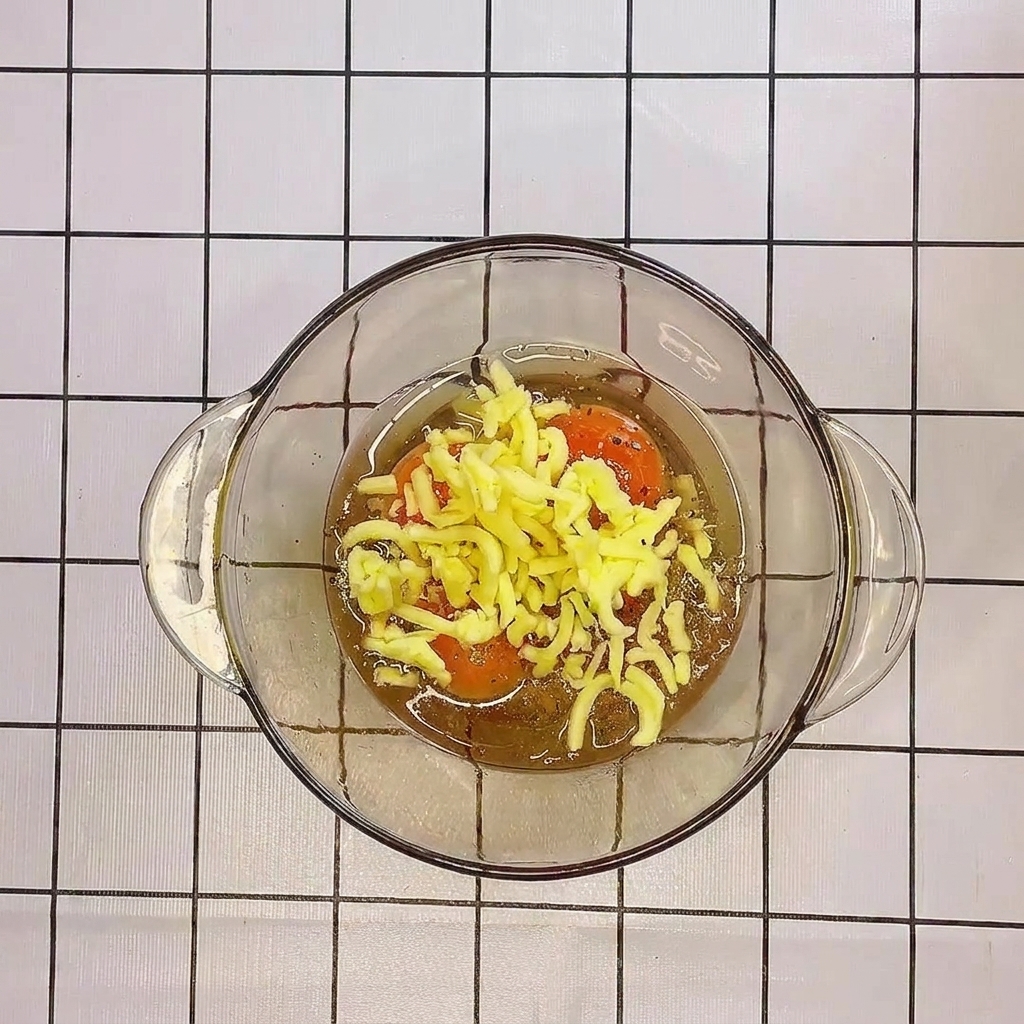 Primo piano delle uova e del formaggio mescolati insieme in una ciotola di vetro.