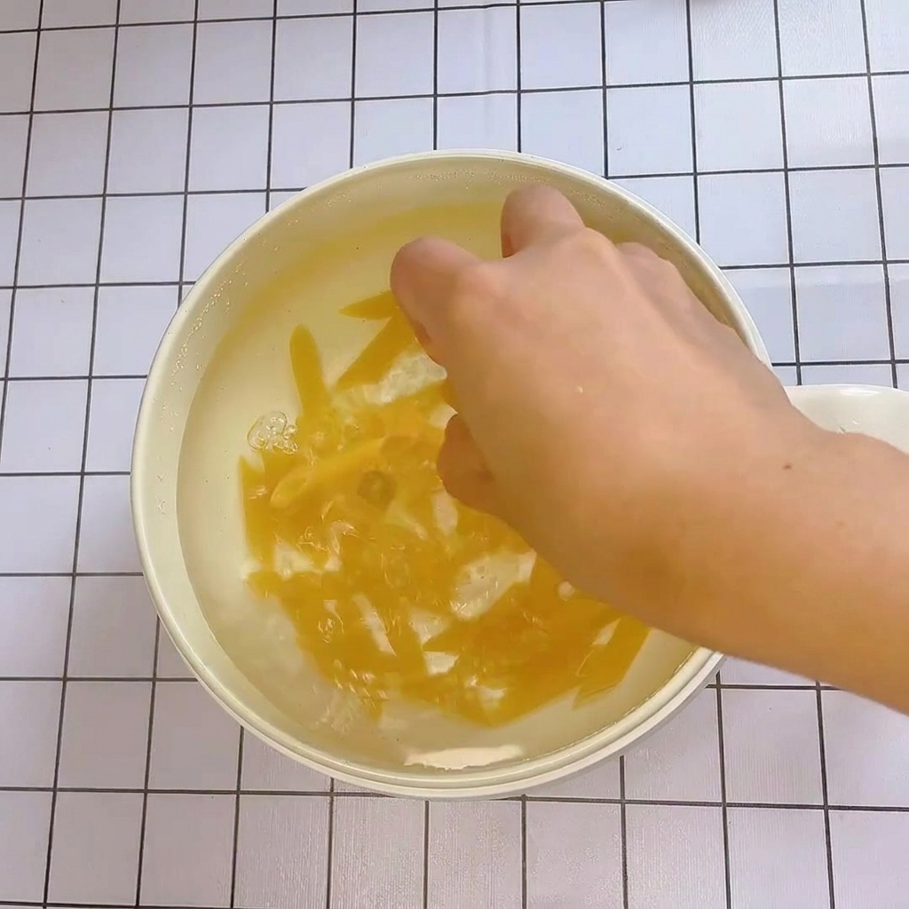 Penne che bollono in una pentola dacqua.