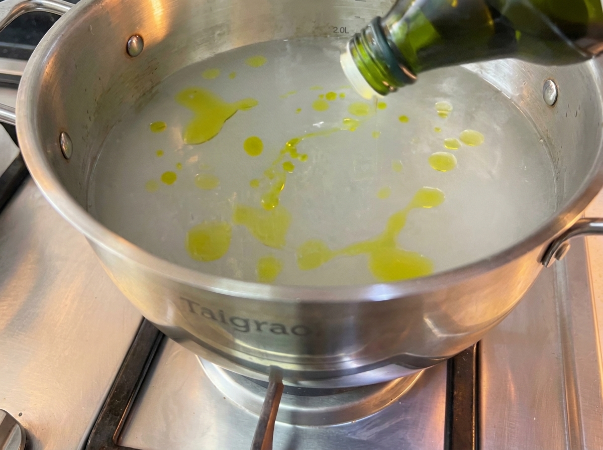 Spaghetti in pentola con acqua bollente.