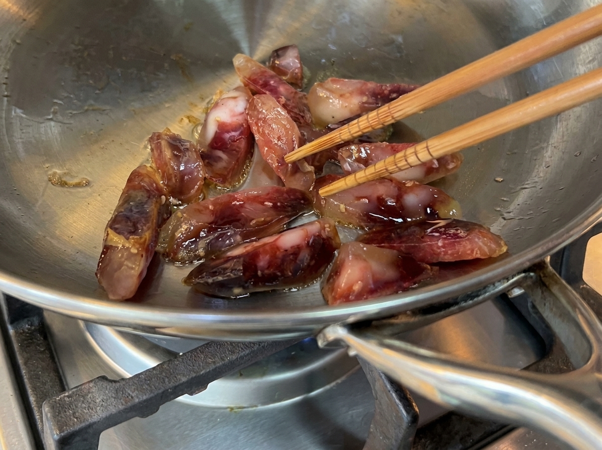 Guanciale che sfrigola in padella.