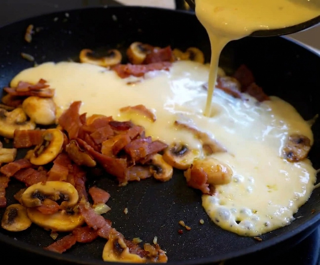 Pasta cotta aggiunta nella padella con la salsa cremosa.