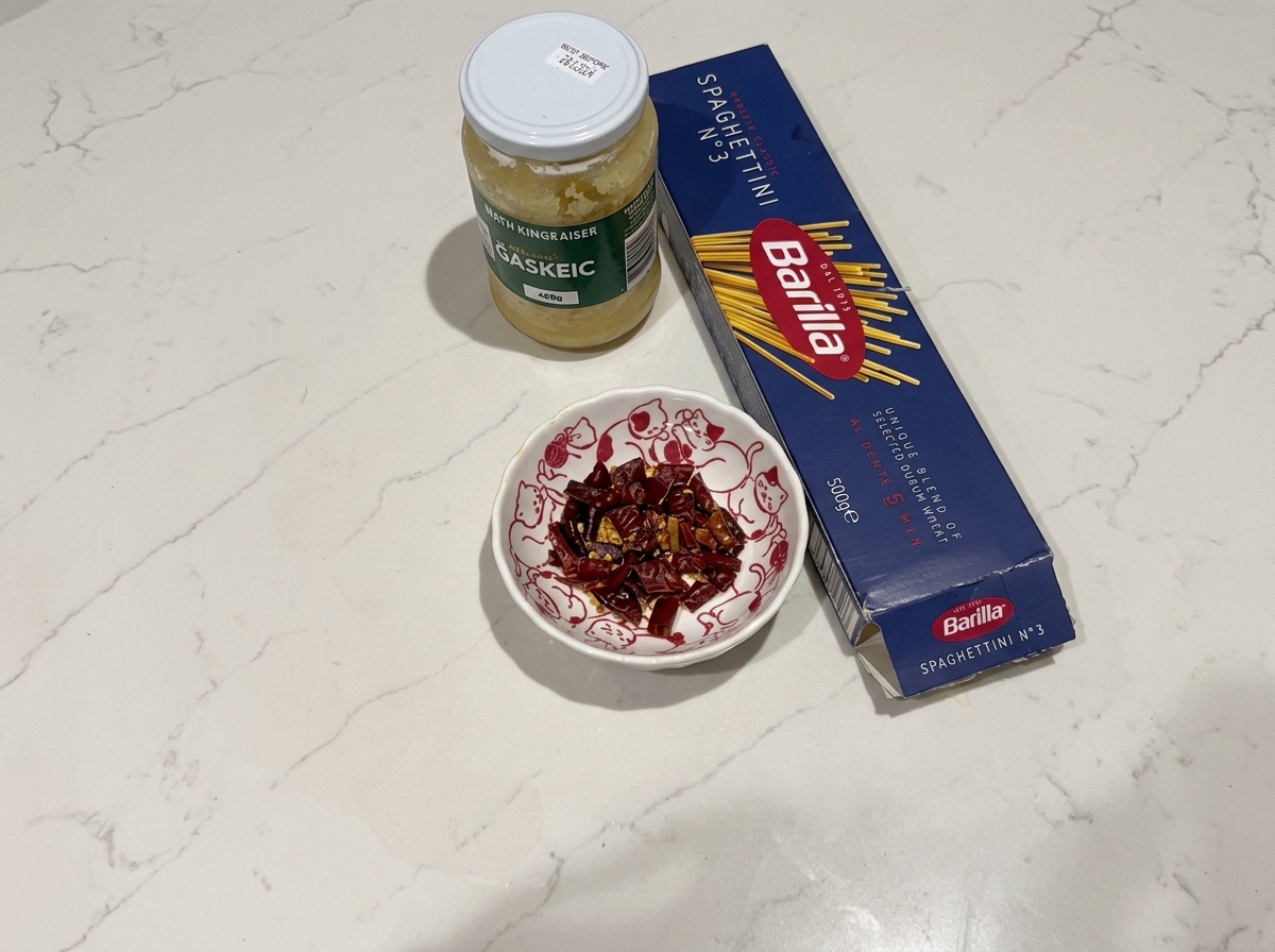 Strisce di pancetta che sfrigolano in padella fino a diventare dorate e croccanti.
