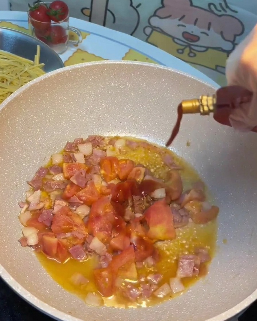 Salsa di soia, passata di pomodoro e zucchero versati nella padella.