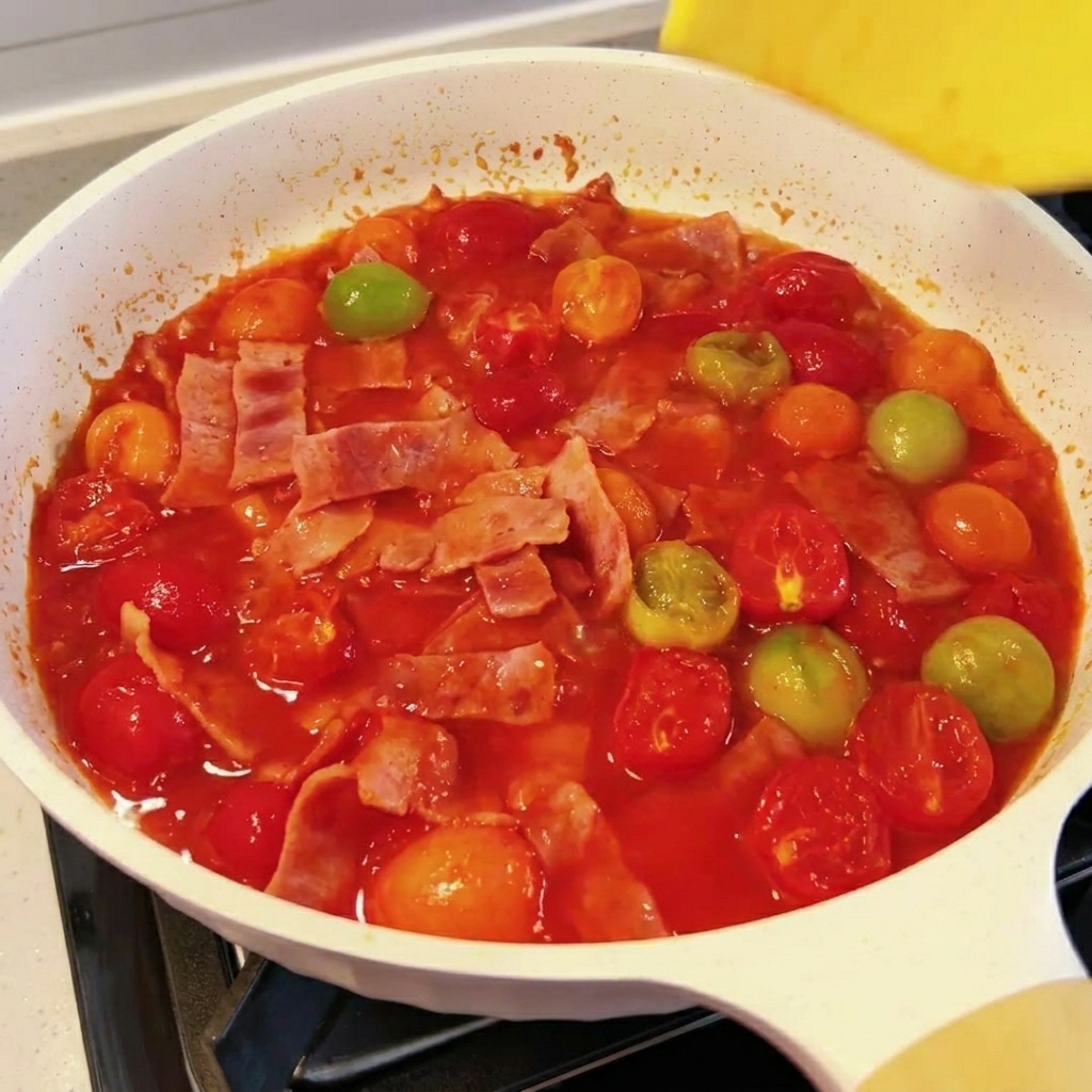 Una fetta di formaggio che si scioglie nella salsa in padella.
