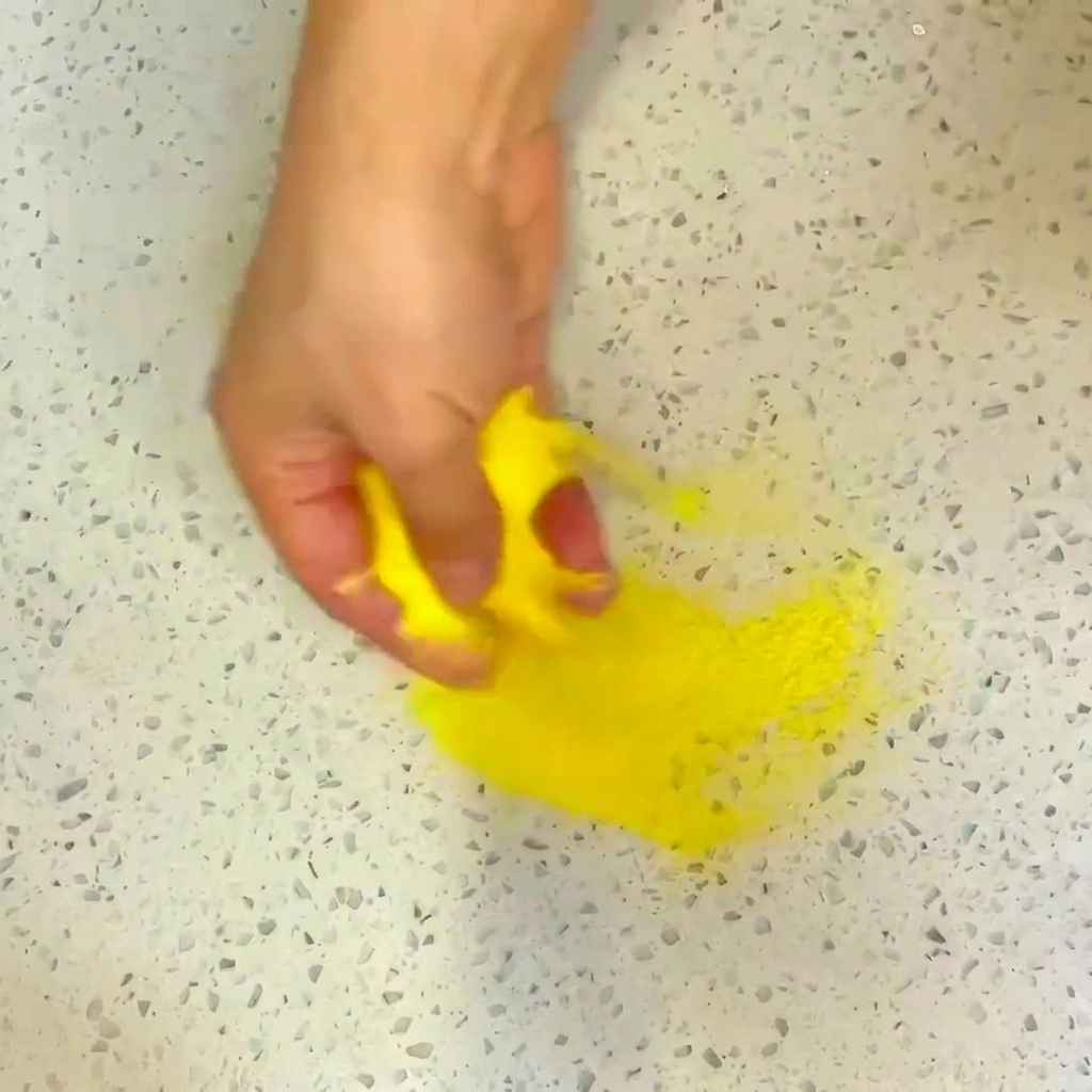 Un pennello applica uno strato di olio sul fondo della padella.