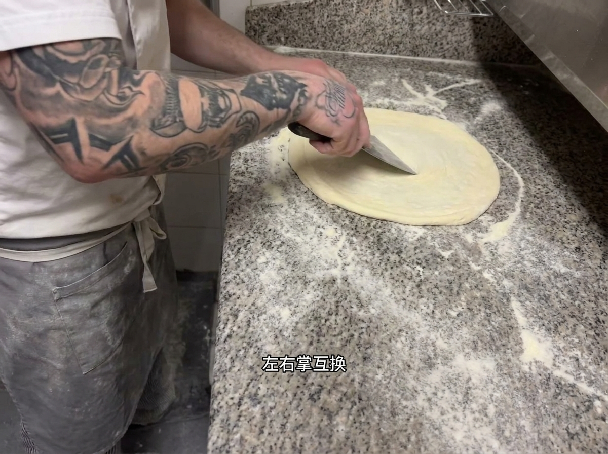 Chef che esegue la tecnica di stesura ritmica sullimpasto.