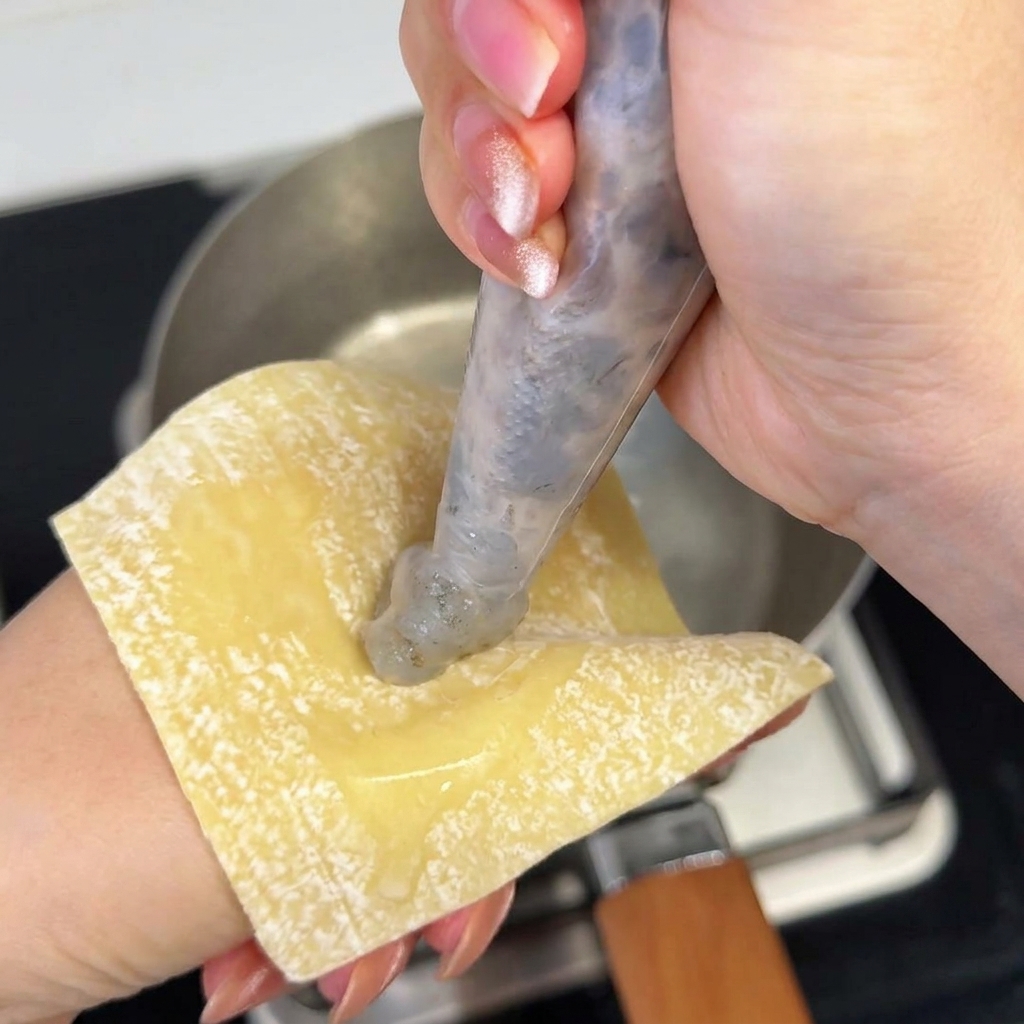 Una porzione di noodle per ramen cotti e ondulati aggiunti al brodo di zuppa al miso.