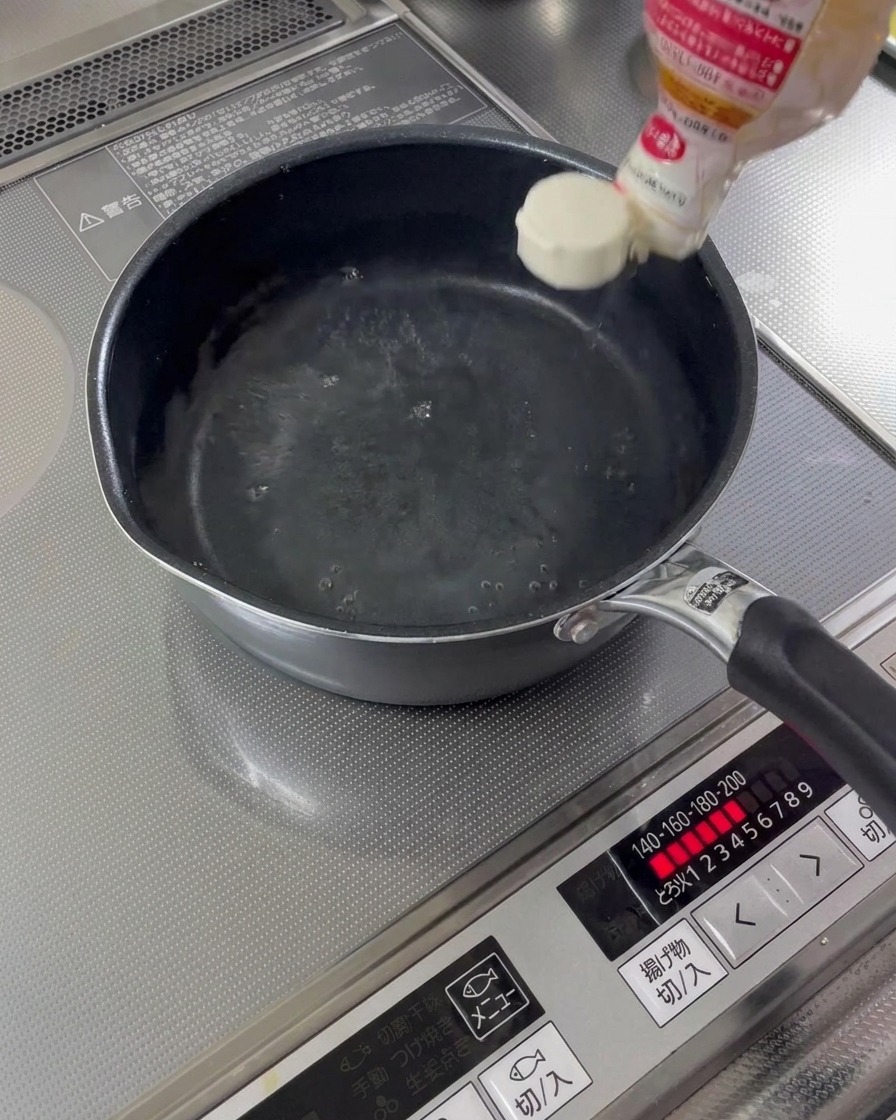 Sake da cucina e mirin versati in un pentolino con lacqua.