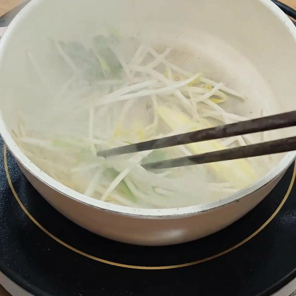 Ingredienti per la salsa teriyaki miscelati in una ciotolina bianca.