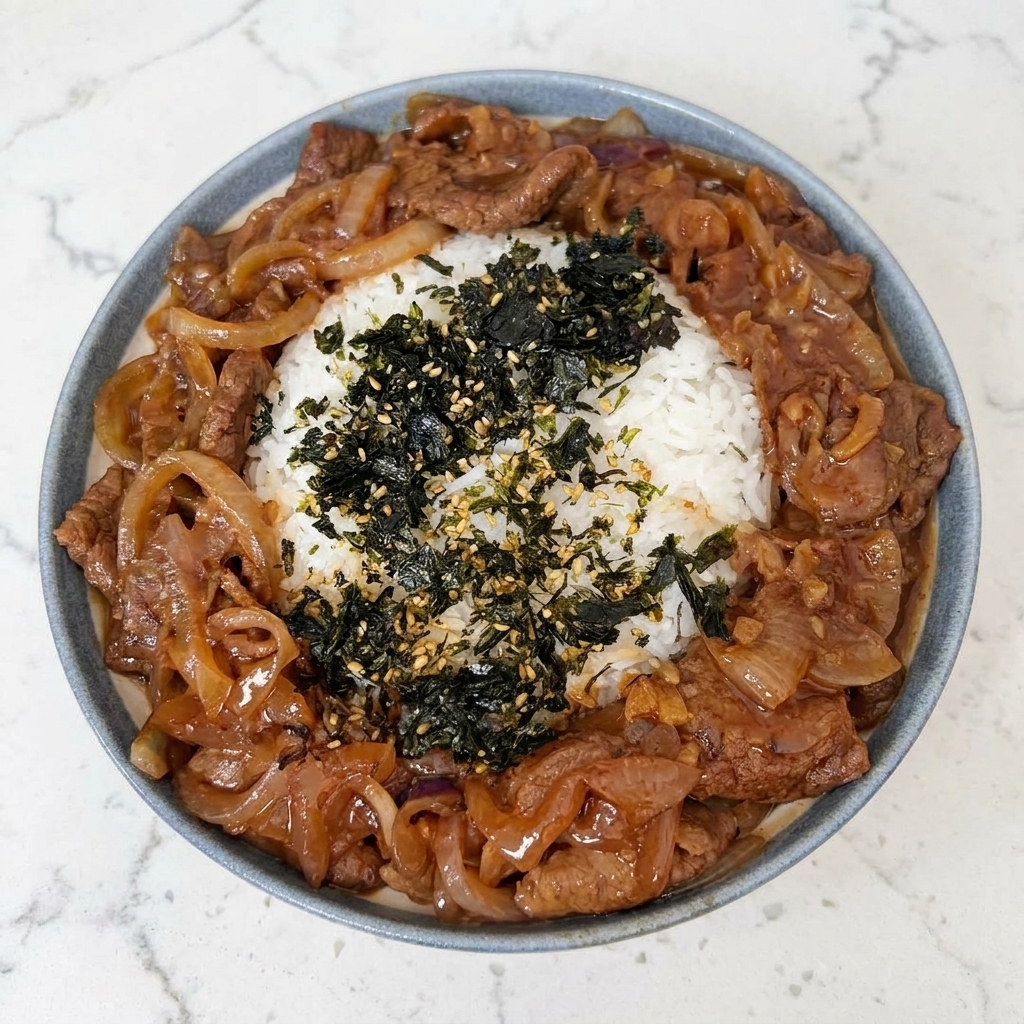 Ciotola guarnita con alghe nori e semi di sesamo.