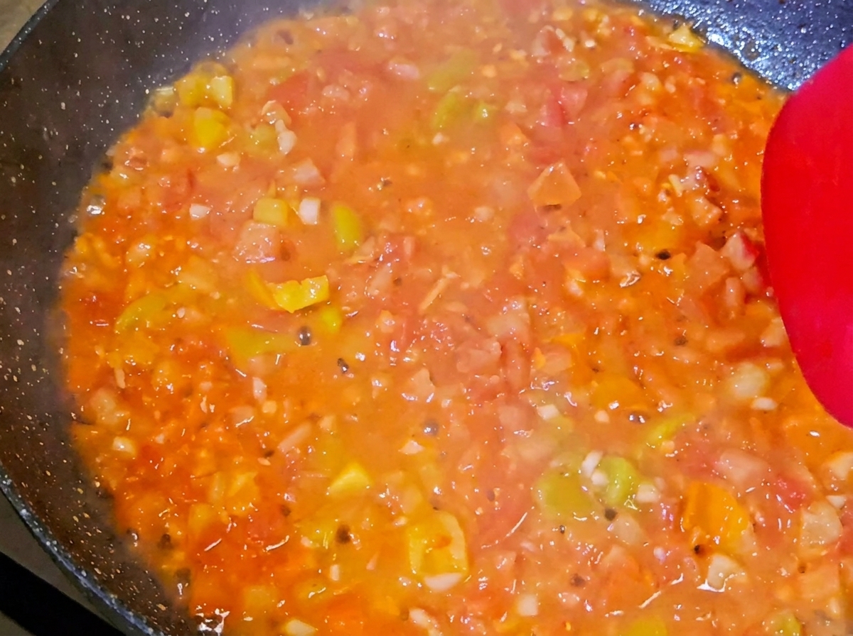 Manzo, bastoncini di granchio e broccoli mescolati con la salsa di pomodoro.
