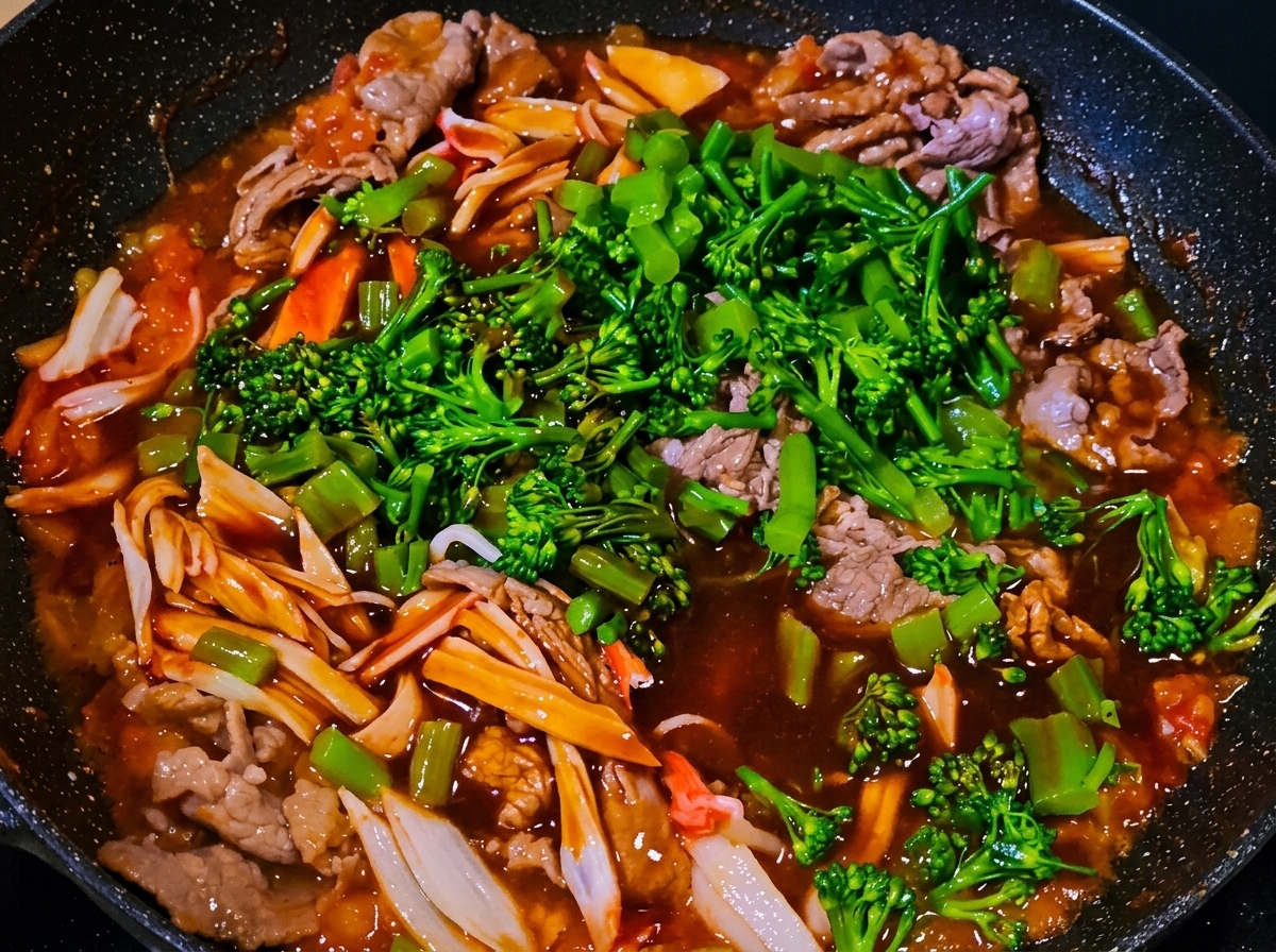 Salsa liquida versata sul composto in padella.