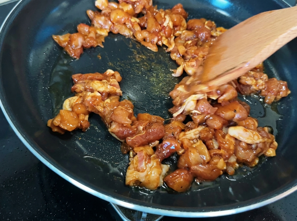 Pezzi di pollo saltati in padella, che mostrano una caramellizzazione dorata.