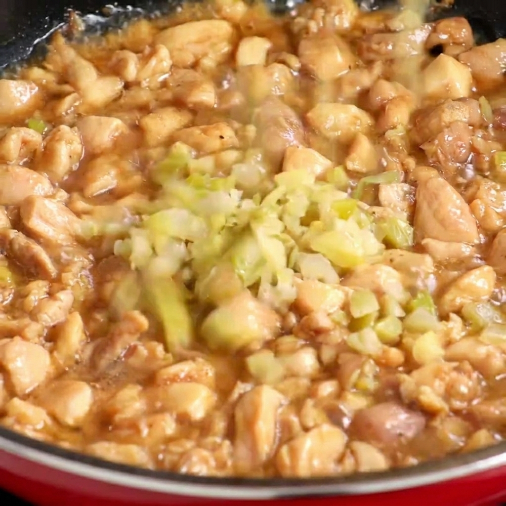 Senape in salamoia tritata aggiunta in padella con il pollo parzialmente cotto.