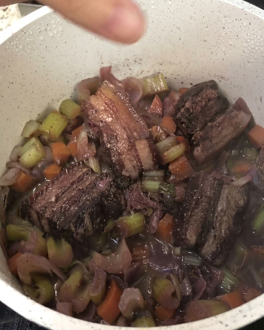 Pepe nero fresco macinato direttamente nella pentola di carne e verdure brasate.