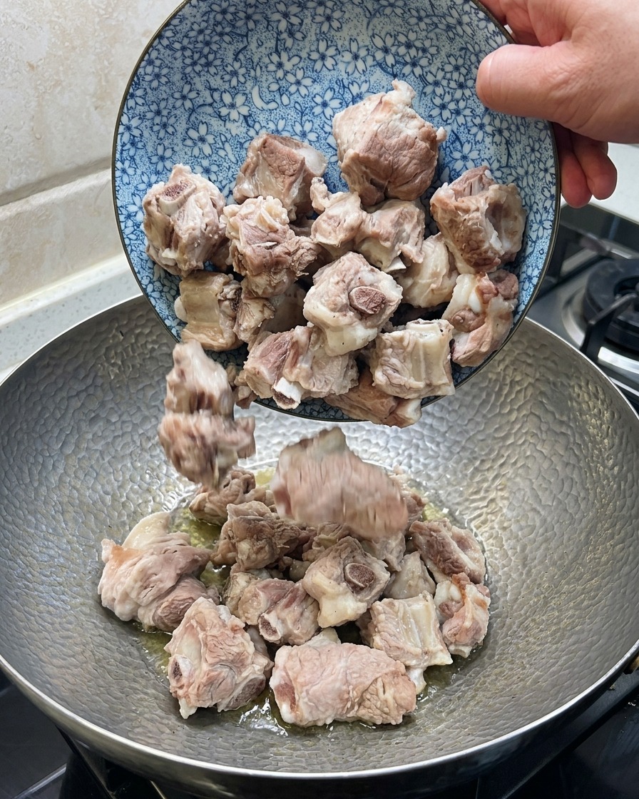 Costine di maiale saltate nel wok con zenzero, anice stellato e peperoncino secco.