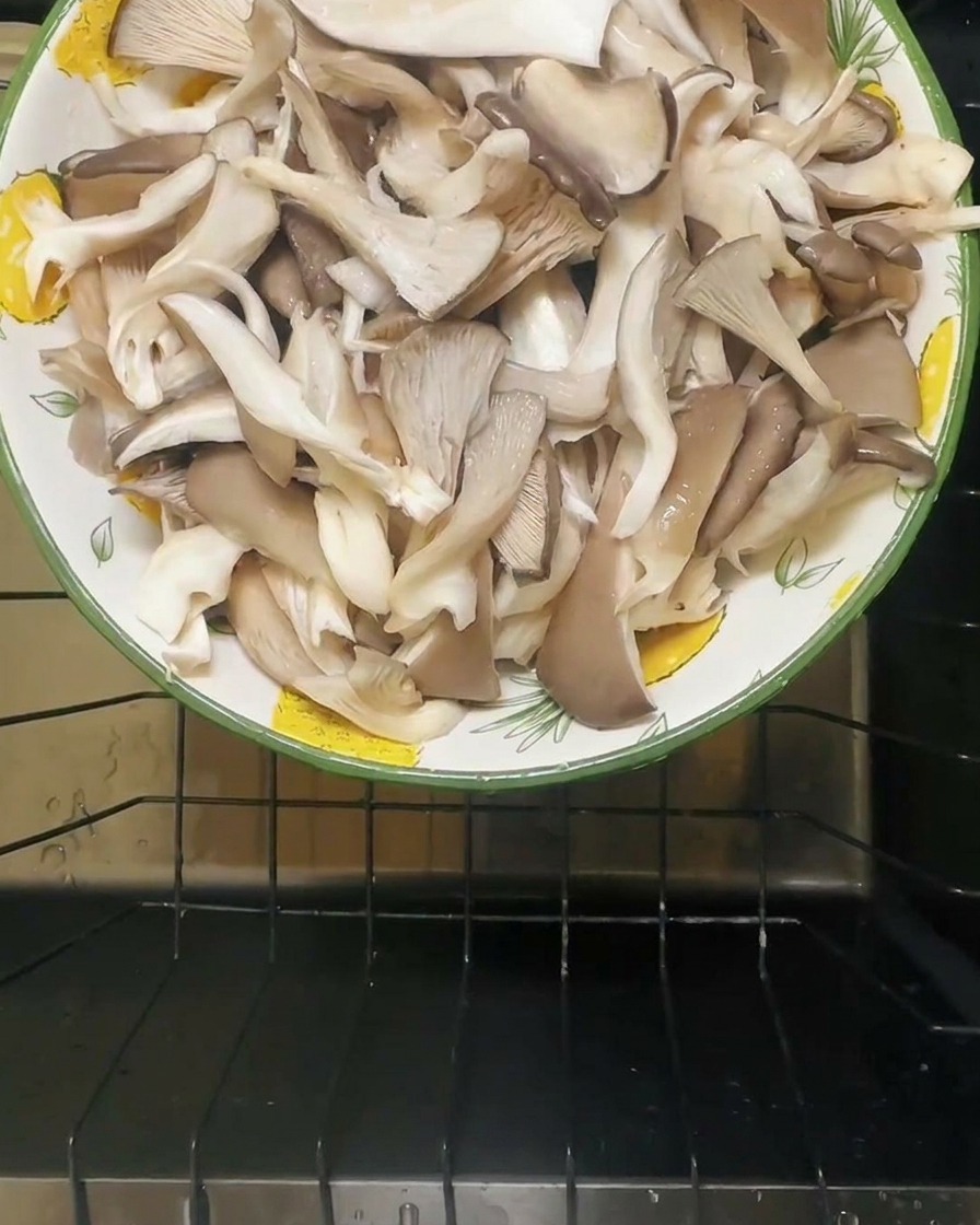 Acqua versata in una ciotola contenente funghi ostrica salati.