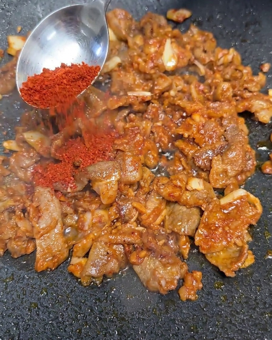 Polvere di peperoncino rosso aggiunta al composto di manzo soffritto.