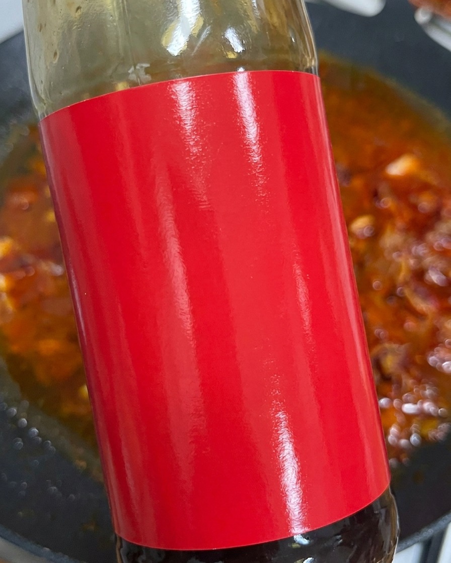 Salsa di ostriche versata nel brodo rosso.
