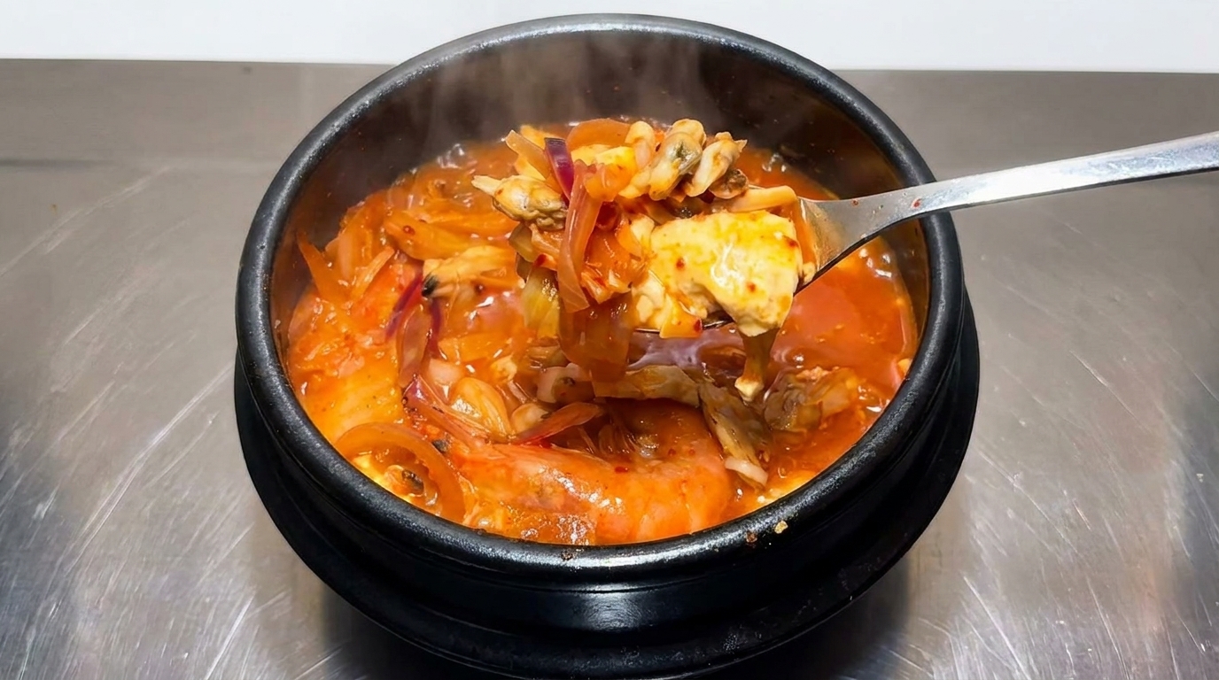 Zuppa piccante di kimchi con vongole e gamberi (Kimchi-jjigae)