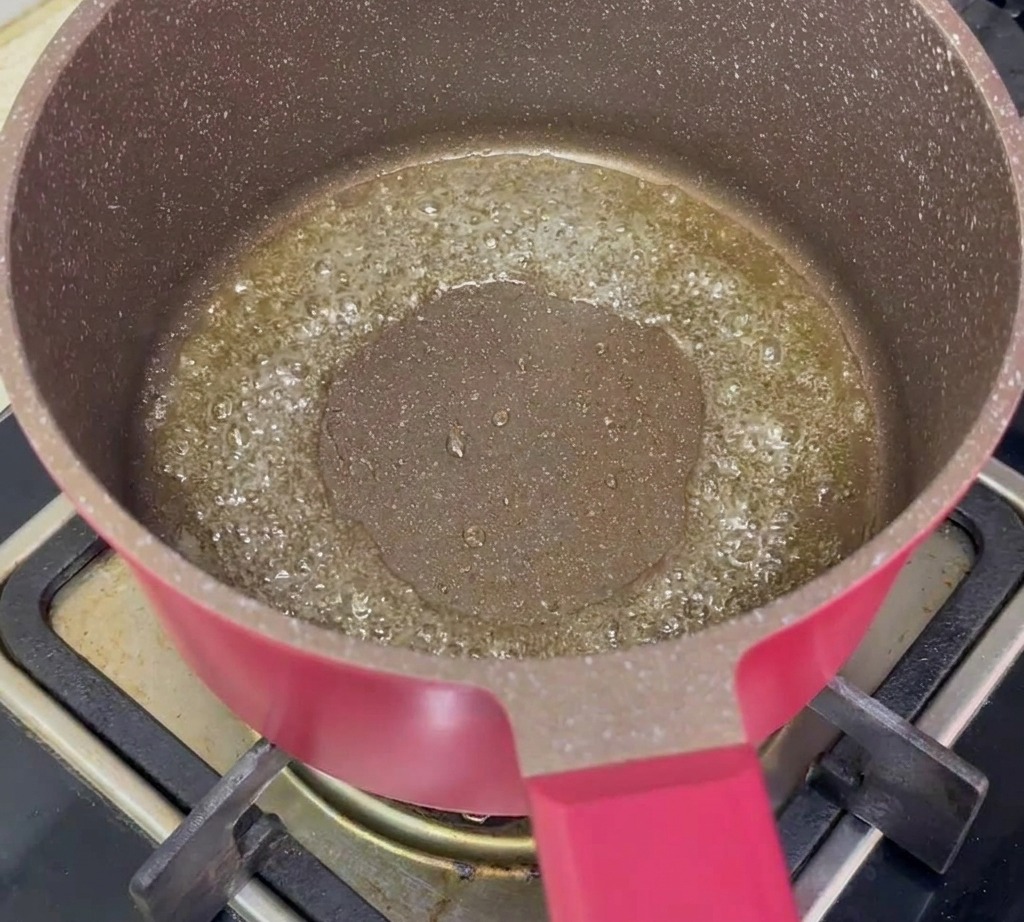 Carote a dadini e scalogni tritati che soffriggono in padella con olio caldo.