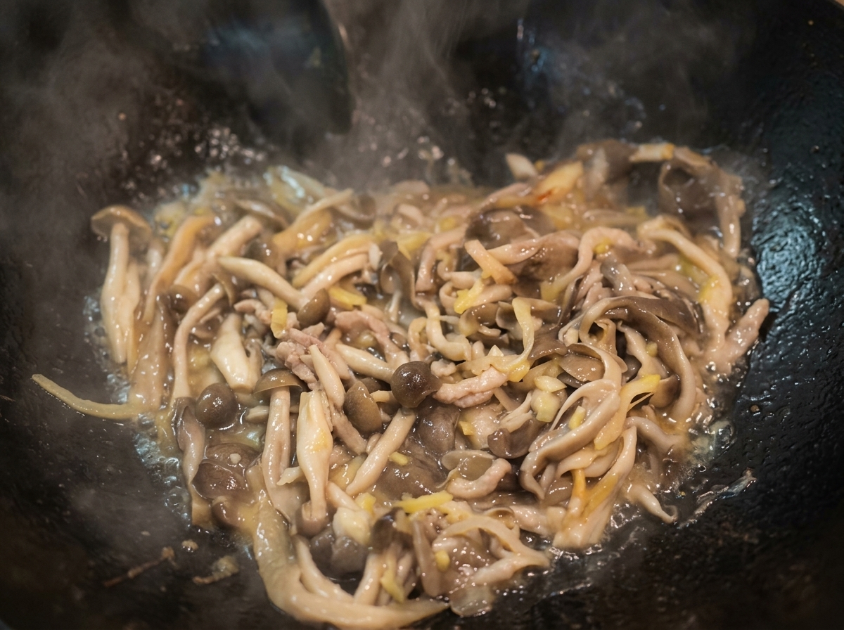 Acqua che bolle in un wok con funghi saltati.