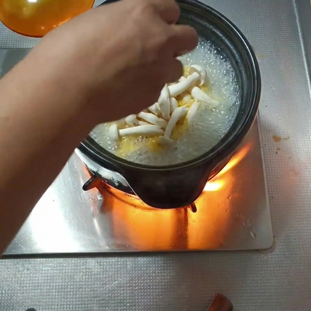 Vari tipi di funghi aggiunti a un tegame in ebollizione.