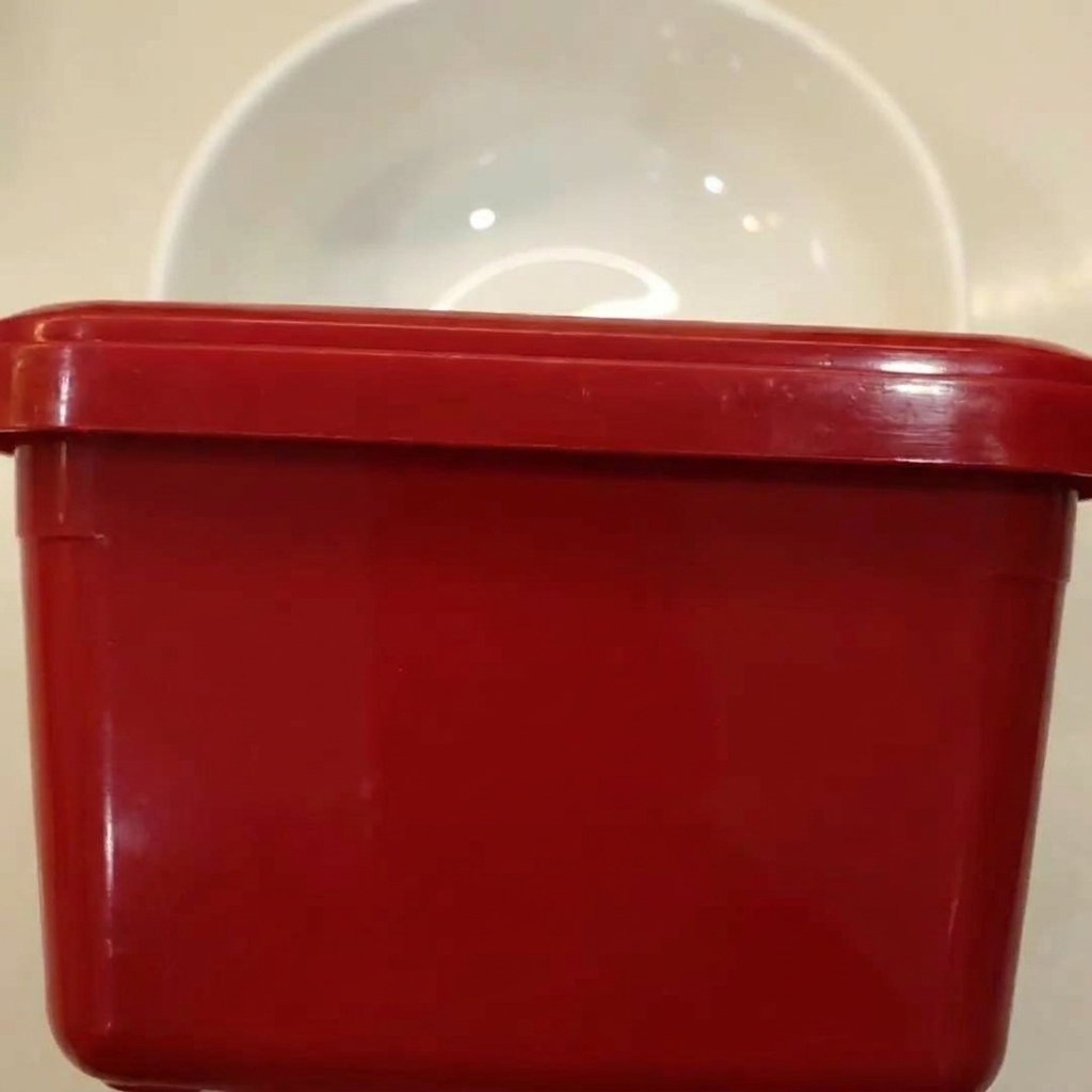 Ingredienti per la base della salsa mescolati in una ciotola bianca.