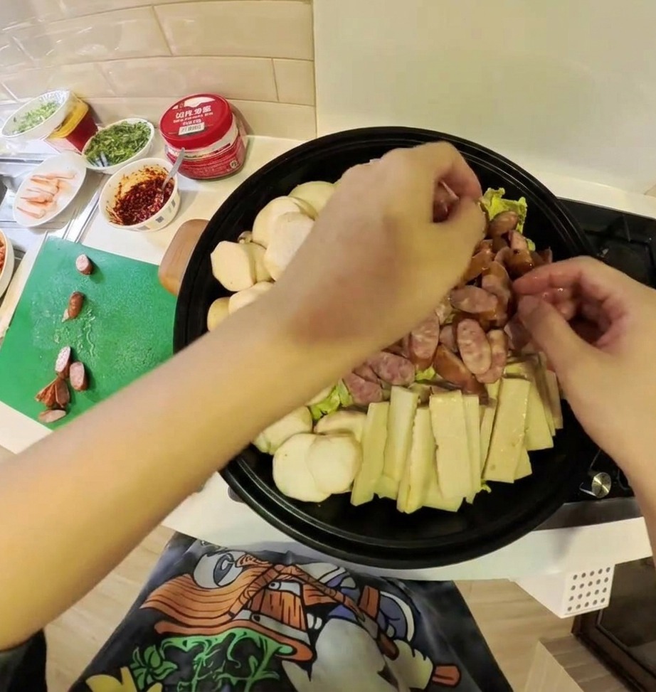 Una varietà di ingredienti preparati per lo stufato, tra cui kimchi, carne e verdure, disposti in modo invitante allinterno di una pentola bassa.