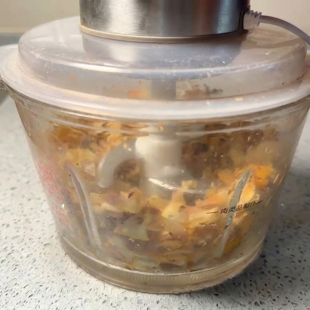 Pesce essiccato trasformato in una polvere marrone fine e aromatica allinterno di un frullatore.