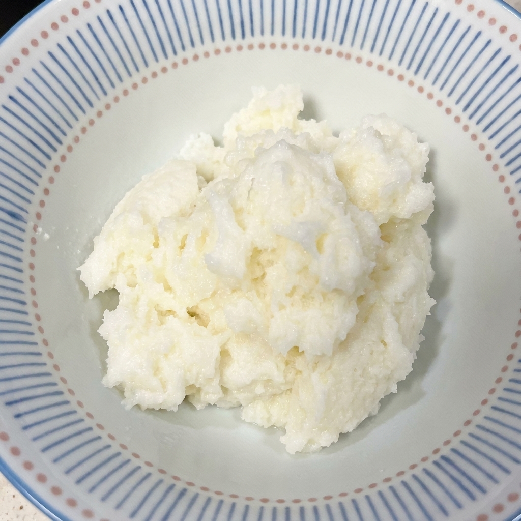 Primo piano di una ciotola in ceramica con riso bianco al vapore.